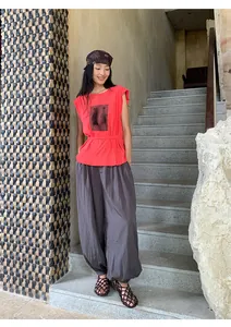 Haut sans manches rouge imprimé artistique avec ceinture et pantalon large été