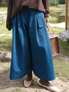 Élégante jupe-culotte large bleu foncé présentée dans un décor extérieur chic