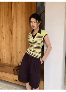 Elegante mujer con pantalones cortos de línea A marrón oscuro y cintura alta con vuelta
