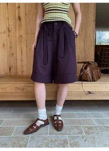 Bermudas informales de corte en A en color púrpura oscuro con elegantes bajos vueltos