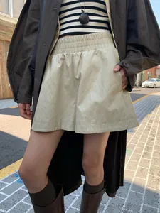 Dames shorts met hoge taille van crème imitatieleer, glanzend voor hippe streetstyle.