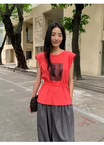 T-shirt sans manches rouge vif avec imprimé graphique et détail de lien à la taille.