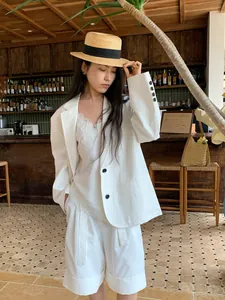 Elegante completo blazer e pantaloncini bianchi minimalisti in stile coreano da donna