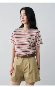 Vista detallada de una camiseta de lino a rayas para mujer con puños de encaje y bordados