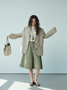 Blazer casual leggero beige in stile coreano minimalista per il look autunnale donna.