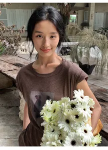 Vue détaillée d'un modèle en t-shirt marron à manches courtes imprimé avec fleurs