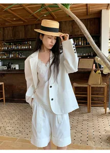 Pantalones cortos blancos de línea A con dobladillo para mujer en escena de verano