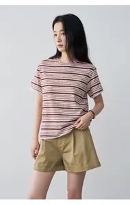 Camiseta de lino a rayas con mangas de encaje llevada por una modelo en el estudio.