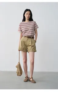 Vista de cuerpo completo de una camiseta de lino a rayas con mangas de encaje
