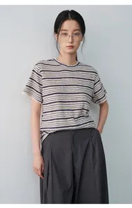 Camiseta de lino a rayas con puños de encaje bordado y letras elegantes en el pecho.