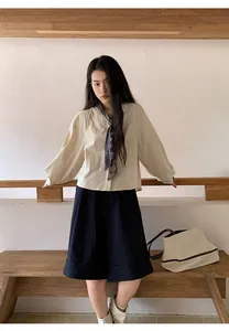 Look completo de pantalones cortos evasé de pierna ancha con dobladillo en modelo.