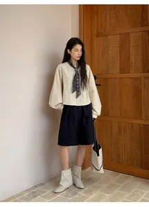 Mujer vestida con un atuendo minimalista y pantalones cortos casuales de línea A.