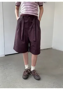 Pantalones cortos casuales línea A morado oscuro para mujer con perneras anchas y vueltas.