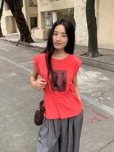 T-shirt sans manches rouge décontracté imprimé pour femme en tenue de style urbain