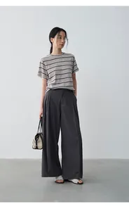 Camiseta de lino moderna con mangas bordadas y pantalones anchos gris oscuro