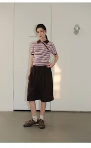 Modelo con pantalones cortos casuales de línea A marrón oscuro en vestuario