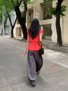 T-shirt rouge femme à manches courtes évasées et taille nouée style urbain