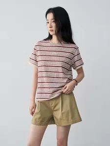 Camiseta de lino a rayas para mujer con bordado y ribete de encaje en las mangas.