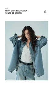 Elegante chaqueta vaquera lavada de gran tamaño usada por una modelo en un estudio