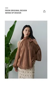 Elegante braune Chiffonbluse mit Neckholder und freien Schultern für den Urlaub