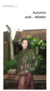 Elegante chaqueta de cuero PU verde en una sesión de fotos de moda vintage al aire libre