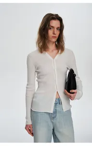 Slank gesneden wit vest met V-hals en ribgebreid patroon voor de lente, elegant stijl.