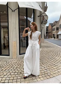 Gilet sans manches blanc à col rond avec double fermeture éclair et pantalon assorti