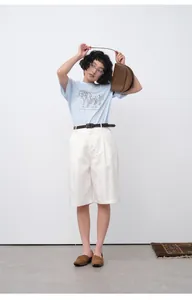 Vue complète du mannequin portant un bermuda blanc minimaliste pour un style d'été