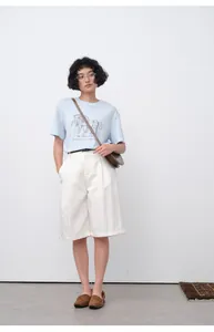 Mannequin portant un bermuda blanc minimaliste décontracté pour l'été en pied