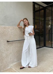Mannequin portant un ensemble gilet sans manches blanc avec col rond et pantalon large