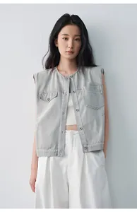 Gilet di jeans grigio senza maniche con scollo rotondo e tasche sul petto per outfit a strati