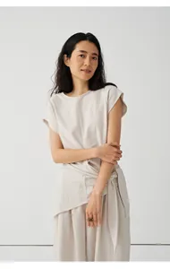 Beiges minimalistisches Strick-T-Shirt mit Wickeldetail, Flügelärmeln und Saumdetail