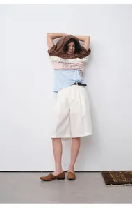 Short blanc décontracté pour femme, idéal pour une tenue d'été chic et quotidienne.