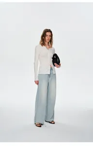 Gedetailleerde weergave van een slank wit gebreid vest met V-hals en ribstructuur.
