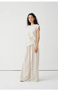 Vollansicht eines minimalistischen Strickoberteils mit asymmetrischem Bindegürtel