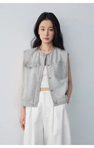 Gilet di jeans grigio senza maniche con scollo rotondo e bottoni metallici stile casual