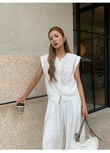 Gilet blanc sans manches à col rond et double fermeture éclair porté par un mannequin