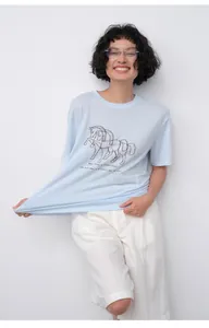 Gros plan de shorts d'été blancs décontractés pour femmes avec un t-shirt bleu graphique
