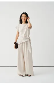 Minimalistisches beige Strickoberteil mit Taillenbindung und weiten Hosen