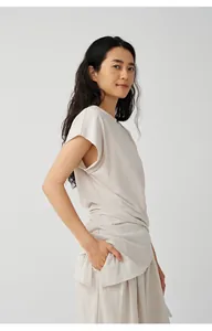 Seitenansicht eines beigen minimalistischen Strick-T-Shirts mit Wickeltaille und Ärmeln.