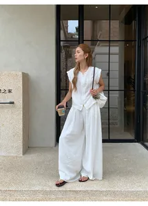 Mannequin portant un gilet blanc sans manches à double fermeture éclair et un pantalon large