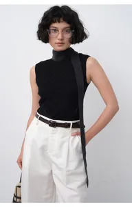 Mannequin portant un haut à col roulé noir sans manches et un short d'été blanc