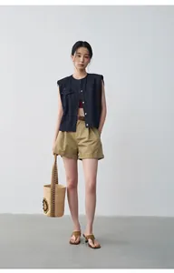 Foto a figura intera di modella con gilet di jeans a girocollo e pantaloncini kaki