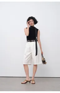 Photo de studio de bermudas blancs minimalistes à taille haute pour femmes pour l'été
