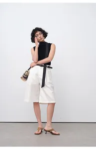 Short de ville blanc minimaliste pour femme en photo de studio en pied très élégante