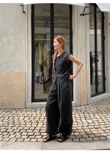Mannequin portant un gilet sans manches à double zip et un pantalon large décontracté
