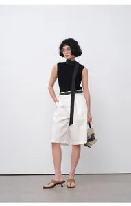 Mannequin portant un bermuda d'été blanc minimaliste pour un style décontracté et chic