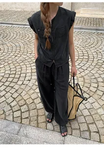 Détail d'un gilet noir sans manches décontracté avec double zip et col rond