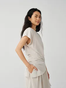 T-shirt in maglia beige con lacci irregolari a maniche corte da donna su modella