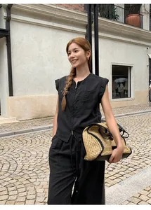 Gilet sans manches noir à col rond et double fermeture éclair porté par un modèle